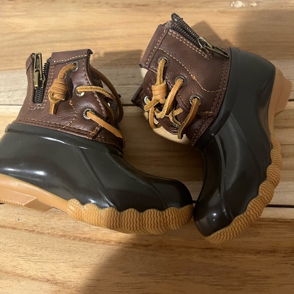 Sperry Saltwater Duck Boot. brown with brown toe with side-zip. Size 7 - Picture 2 of 4